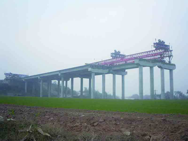 大型架桥机架设梁板作业